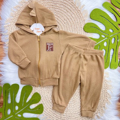 Conj. Jaqueta com Capuz de Dino e Calça em Malha Wafle - Caramelo